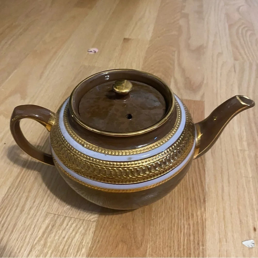 Vintage Sadler Queen of England Ceramic Tea Pot #2305 Brown with Gold